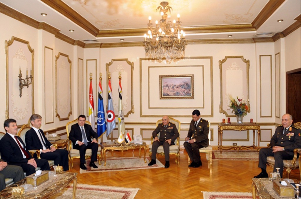 Πρόγραμμα Διμερούς Στρατιωτικής Συνεργασίας υπέγραψαν σήμερα Κύπρος και Αίγυπτος, στο πλαίσιο της επίσημης επίσκεψης που πραγματοποιεί ο Υπουργός Άμυνας κ. Χριστόφορος Φωκαΐδης στην Αίγυπτο. Πρόκειται για την πρώτη επίσημη επίσκεψη Υπουργού Άμυνας της Κυπριακής Δημοκρατίας στην Αίγυπτο.