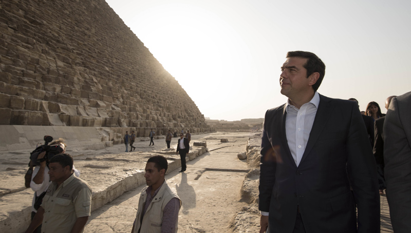 (Ξένη Δημοσίευση) Ο Πρωθυπουργός, Αλέξης Τσίπρας πραγματοποίησε σύντομη επίσκεψη στις πυραμίδες όπου ξεναγήθηκε στην πυραμίδα του Χέοπα και εν συνεχεία στη Σφίγγα, μετά το τέλος της 4ης Τριμερούς Συνόδου Ελλάδας-Κύπρου-Αιγύπτου που πραγματοποιήθηκε στο Προεδρικό Μέγαρο της Νταχαμπέια, στο Κάιρο, Τρίτη 11 Οκτωβρίου 2016. Οι τρείς ηγέτες συμφώνησαν ως προς την ενίσχυση της συνεργασίας μεταξύ των τριών χωρών, προκειμένου να προωθηθεί μια τριμερής εταιρική σχέση σε διάφορους τομείς κοινού ενδιαφέροντος, και να εργασθούν από κοινού για την προώθηση της ειρήνης, της σταθερότητας, της ασφάλειας και της ευημερίας στην περιοχή της Μεσογείου. ΑΠΕ-ΜΠΕ/ΓΡΑΦΕΙΟ ΤΥΠΟΥ ΠΡΩΘΥΠΟΥΡΓΟΥ/Andrea Bonetti